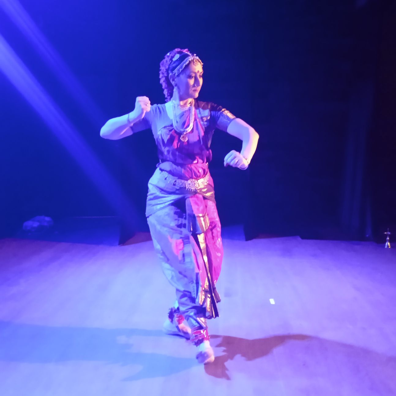 Devī : figure(s) du féminin dans la poétique du Bharata-nāṭyam contemporain (théâtre dansé du Sud de l'Inde). Étude de pièces de répertoire au Tamil Nadu de 2000 à 2020
