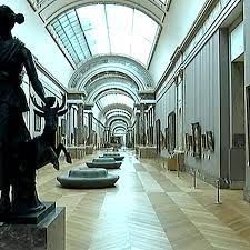 Dans les couloirs du Louvre