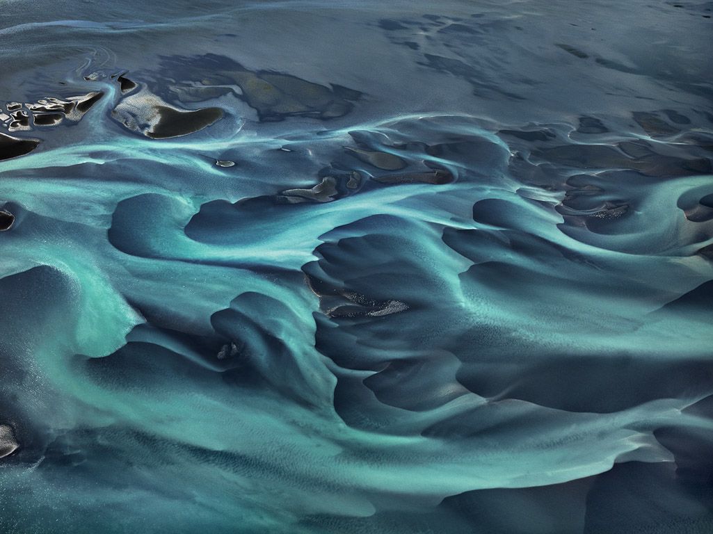 Fictions de l’eau : écopoétique bleue et hydro-(im)matérialité