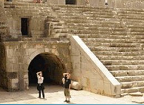 Le risque, le danger, la mort : vivre et survivre au théâtre ((revue Théâtres du Monde)