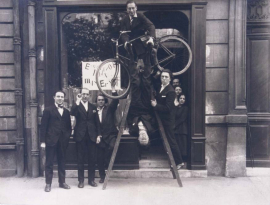 Vernissage de l’exposition Dada Max Ernst à la librairie Au Sans Pareil, Paris, le 2 mai 1921. Photographie, auteur inconnu, © Chancellerie des universités de Paris - Bibliothèque littéraire Jacques Doucet Vernissage de l’exposition Dada Max Ernst à la librairie Au Sans Pareil, Paris, le 2 mai 1921. Photographie, auteur inconnu, © Chancellerie des universités de Paris - Bibliothèque littéraire Jacques Doucet